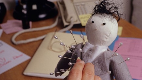 Študije so pokazale, da vudu lutka šefa, nad katero lahko sproščate jezo, izboljša moralo zaposlenih