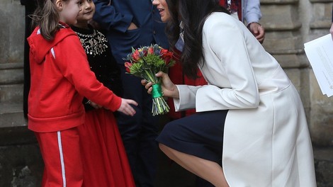 Meghan Markle na prvi uradni slovesnosti s kraljico