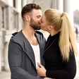 Vroči poljubi Indire Ekić s srčnim izbrancem, zaljubljena fotografija, ki pove več kot tisoč besed