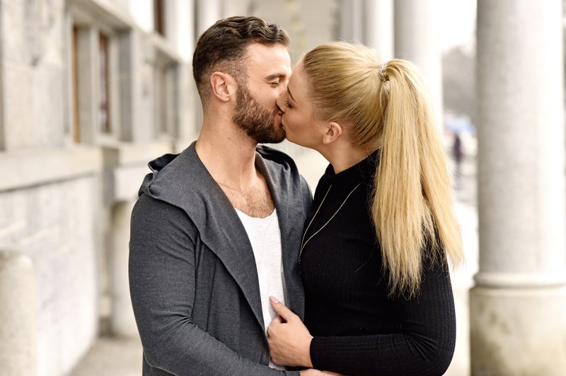 Vroči poljubi Indire Ekić s srčnim izbrancem, zaljubljena fotografija, ki pove več kot tisoč besed (foto: Igor Zaplatil)