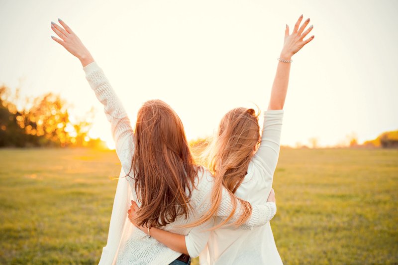 Knjiga Elene Ferrante Genijalna prijateljica: O pasteh ženskega prijateljstva (foto: Shutterstock)