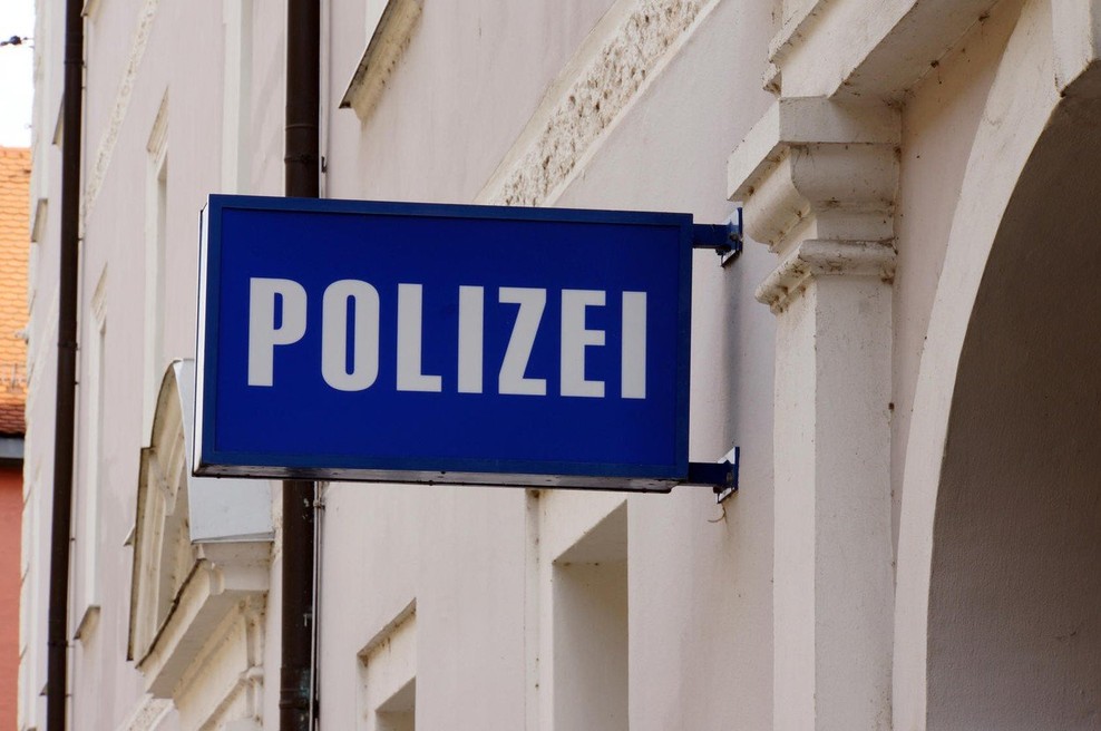 34-letni Nemec policiste prosil, naj mu pomagajo prekiniti ljubezensko razmerje (foto: profimedia)