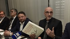 Vsebina aplikacije je v celoti povzeta po enciklopediji Družinski medicinski priročnik. "Mednarodno priznan prevod smo digitalizirali in omogočili takojšnjo uporabnost samoocene težav in potrebnih ukrepov," je pojasnil mag. Boris Krajačič, dr. med. spec. internist, kardiolog in svetovalec v podjetju Mea diagnosis.
