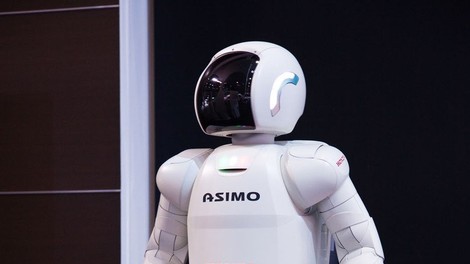 Potegavščina na ruski televiziji: Robot je bil v resnici moški v kostumu!