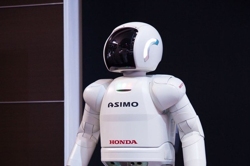 Potegavščina na ruski televiziji: Robot je bil v resnici moški v kostumu! (foto: profimedia)