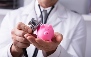 Zavarovalnice dražijo cene premij dopolnilnega zdravstvenega zavarovanja!