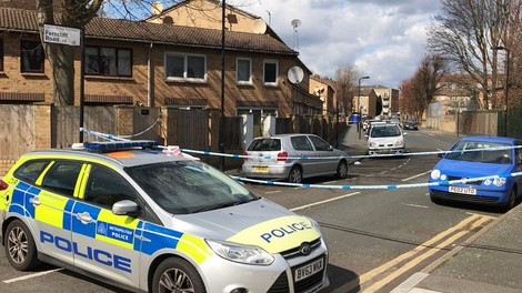 V Londonu avto zapeljal v množico - policija incidenta ne obravnava kot teroristično dejanje