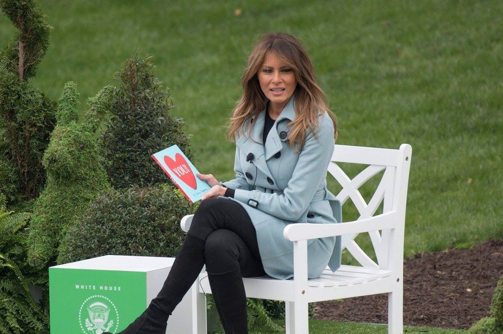 Modri plašček, ki ga je nosila Melania Trump, obnorel svet (foto: Profimedia)
