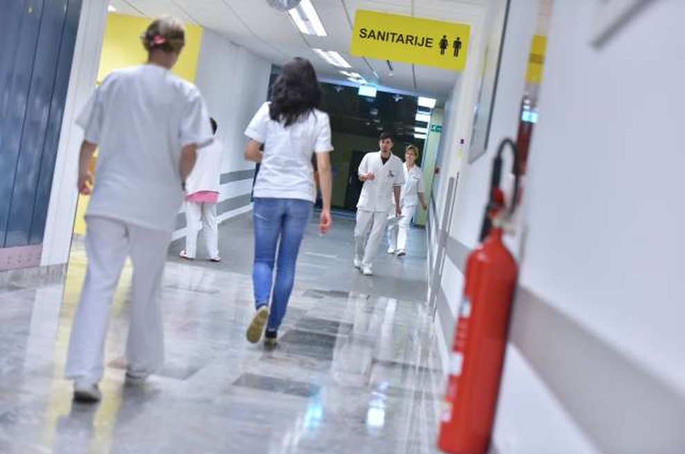 Kriminalisti na sledi trgovine s prepovedanimi poživili v UKC Maribor! (foto: Tamino Petelinšek/STA)