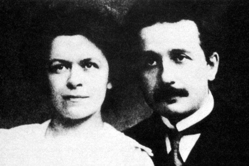 Slavenka Drakulić s knjigo o žalostni usodi genialne znanstvenice - prve žene Alberta Einsteina! (foto: Profimedia)