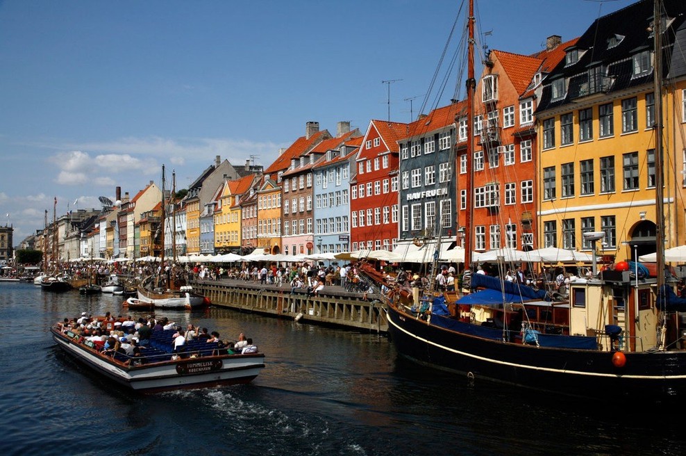 VIDEO: Na Danskem rušili stolp, a je padel na napačno stran in zrušil še knjižnico! (foto: Profimedia)