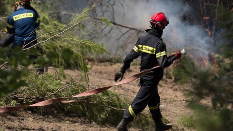 Zahodno Grčijo pestijo požari in saharski prah