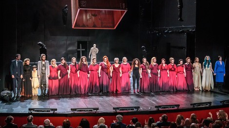 Na velikem odru novogoriškega gledališča žalostna usoda žensk iz porušene Troje