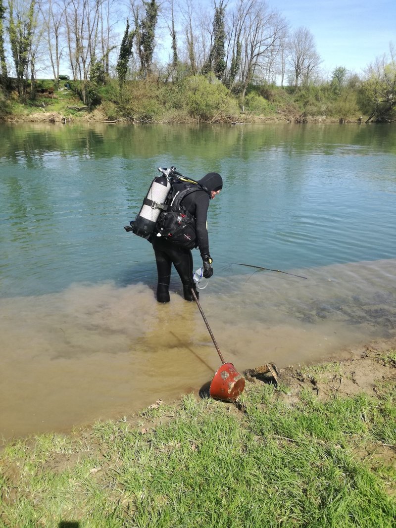 Dno reke Krke so čisitli člani potapljaškega društva Vidra iz Krškega  (foto: Komunala Brežice)