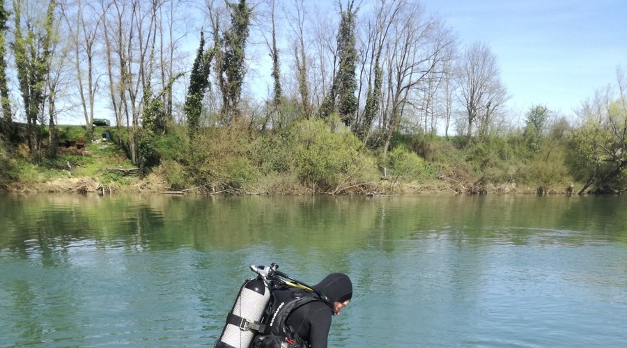 Dno reke Krke so čisitli člani potapljaškega društva Vidra iz Krškega  (foto: Komunala Brežice)