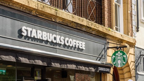 Starbucks zaradi rasizma konec maja za en dan zapira 8000 lokalov