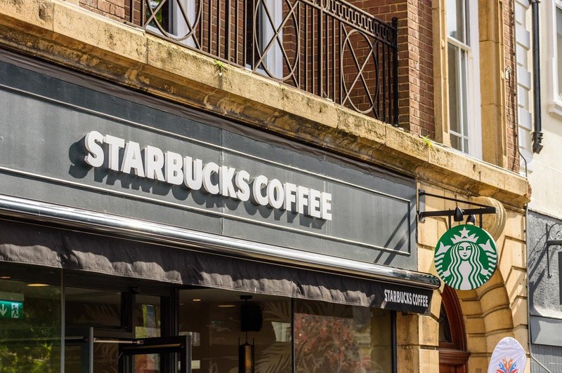 Starbucks zaradi rasizma konec maja za en dan zapira 8000 lokalov (foto: profimedia)