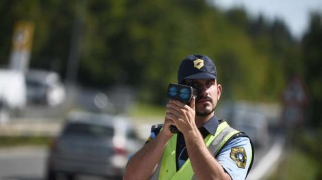 Policisti najavljajo meritve hitrosti na kar 617 lokacijah po Sloveniji