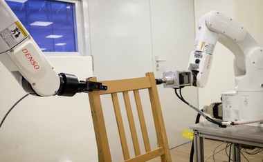 Singapurski znanstveniki izumili robota, ki sestavi Ikein stol v manj kot devetih minutah!