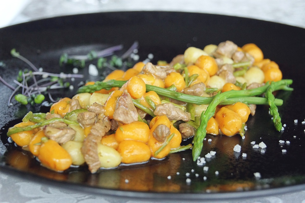 Domači njoki z divjimi šparglji in angus govedino.