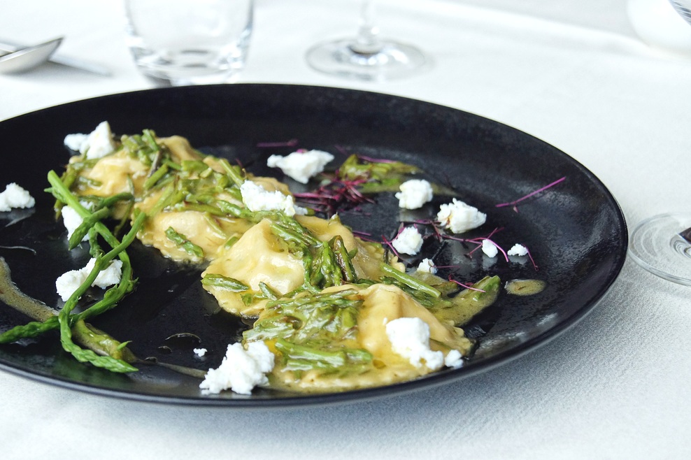 Domači ravioli z divjimi šparglji.