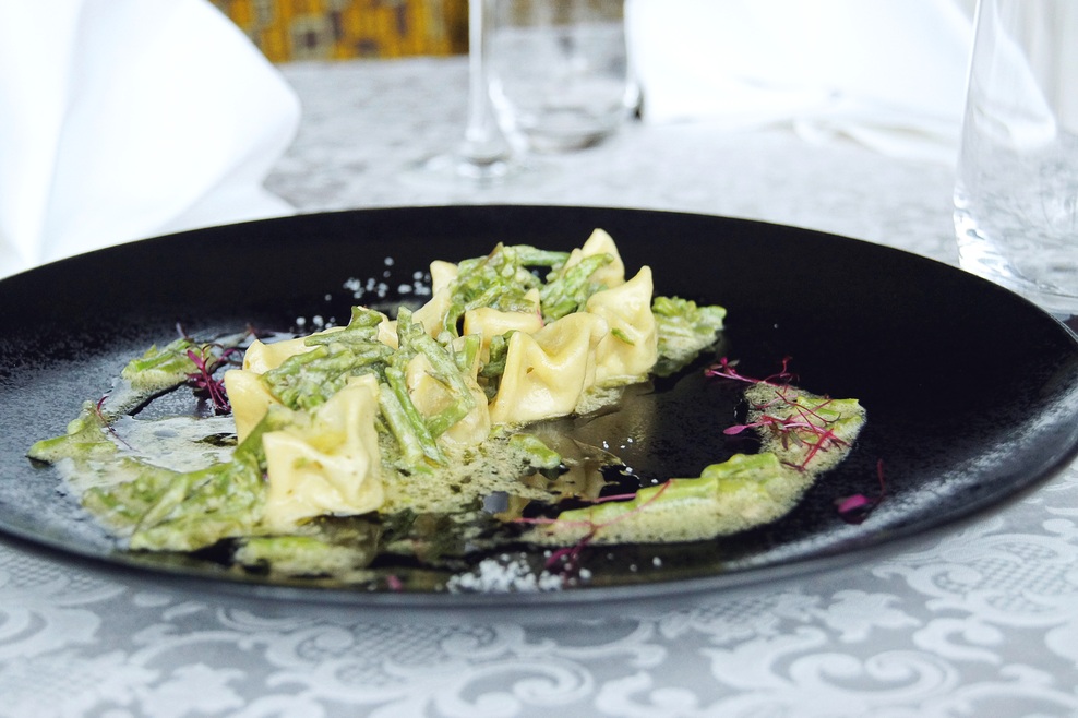 Idrijski žlikrofi z divjimi šparglji.