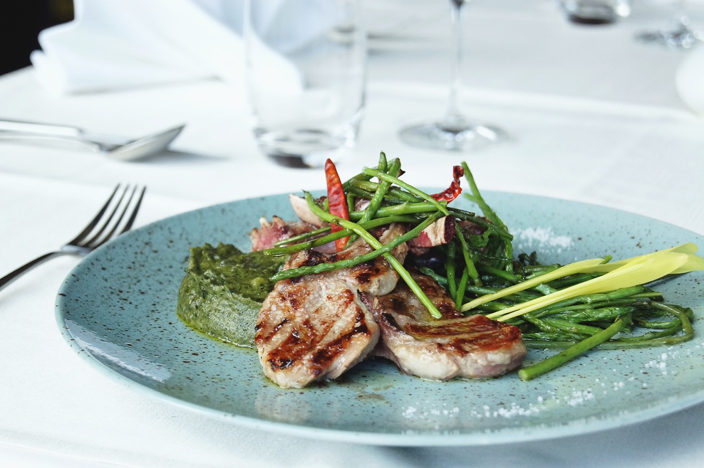 Zarebrnica jagnja na regratovem pireju z divjimi šparglji.