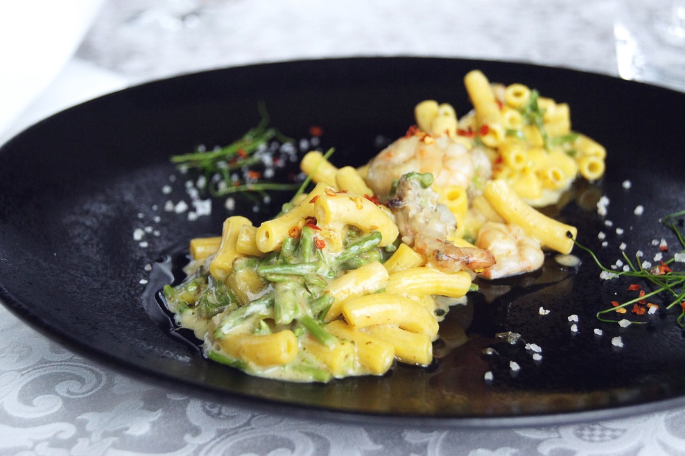 Testenine z divjimi šparglji in kozicami.