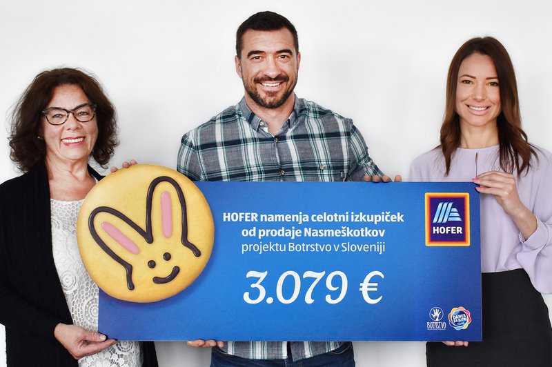 Donacijo je predsednici ZPM Ljubljana Moste-Polje Aniti Ogulin predal ambasador projekta Marko Potrč. (foto: Hofer Promo)