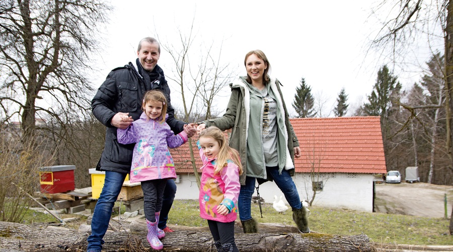 Tamara Fortuna (kuharica in blogerka) si z družino želi na kmetijo (foto:  Nives Brelih / Ranč Okorn nad Ljubljano / Stiliranje otrok: Stephen Joseph Slovenija)