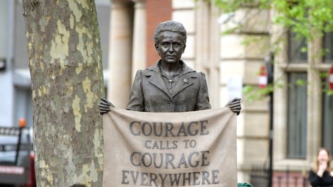 Pred britanskim parlamentom prvi spomenik posvečen ženski: sufražetki Millicent Fawcett!