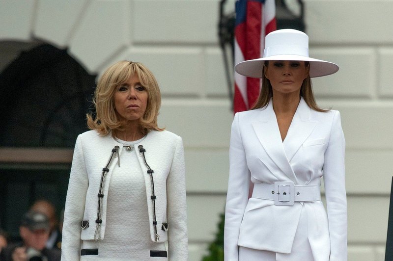 Zakaj je Melania Trump nosila velik bel klobuk? (foto: Profimedia)