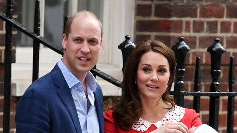 O tem sta se Kate Middleton in princ William pogovarjala na stopnicah pred porodnišnico