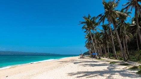 Rajski otok Boracay so oblasti za pol leta zaprle za turiste, da bi enkrat za vselej naredili red!