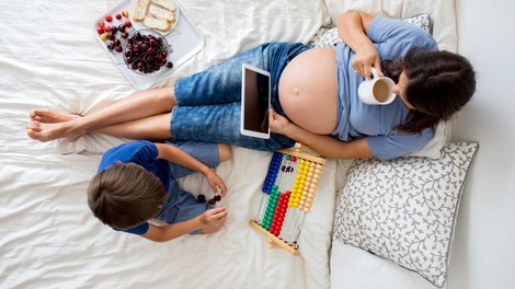 Kofein med nosečnostjo povzroča prekomerno težo otroka