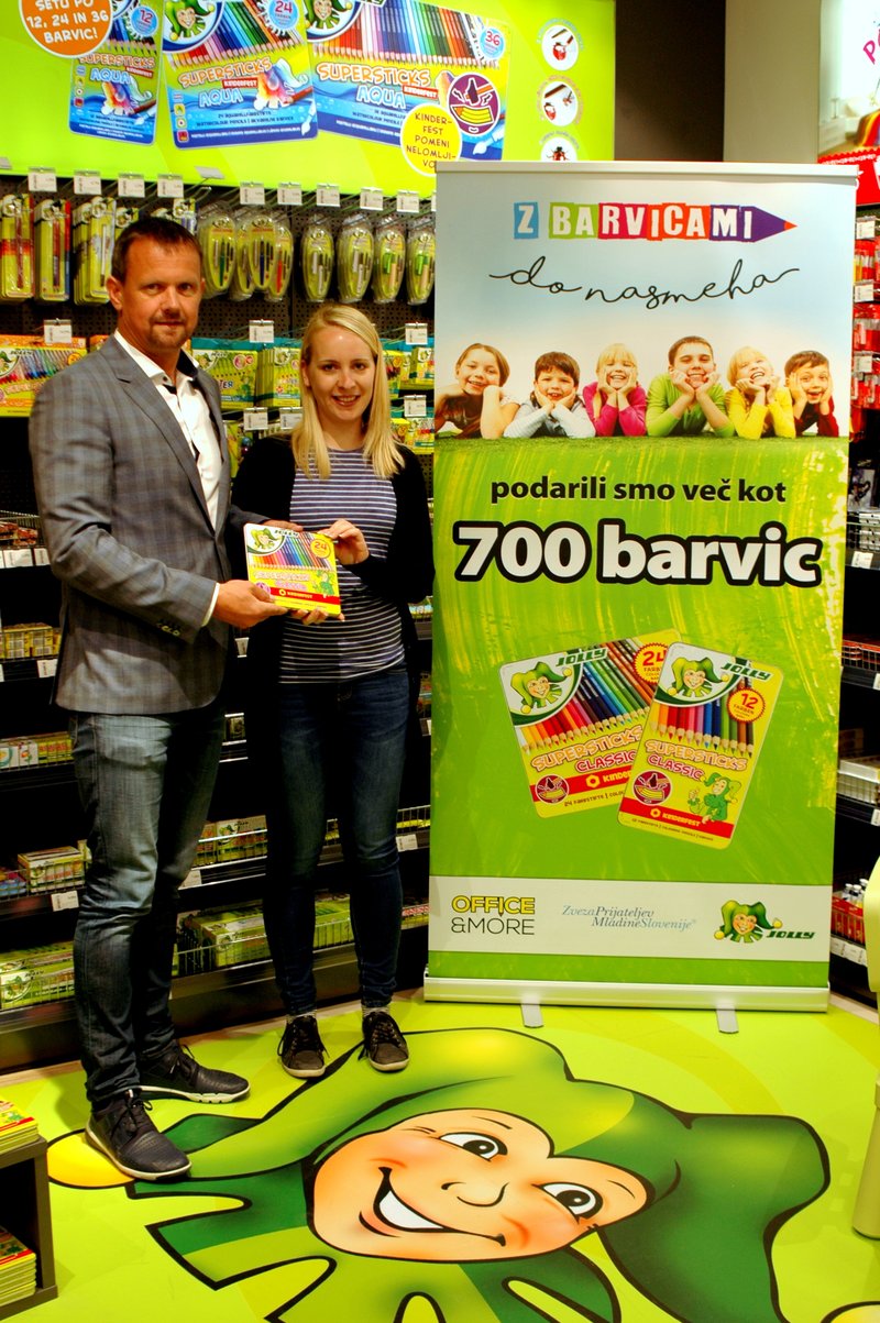 Za otroke zbrali več kot 700 setov barvic (foto: Press)