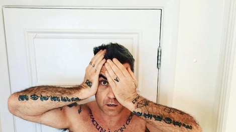 Robbie Williams je presenetil z nenavadno tetovažo