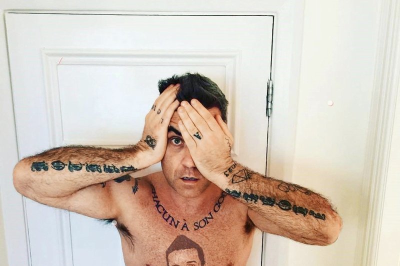 Robbie Williams je presenetil z nenavadno tetovažo (foto: Profimedia)