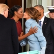 Michelle Obama razkrila, kaj se je skrivalo v modri škatli, ki jo je dobila od Melanie Trump
