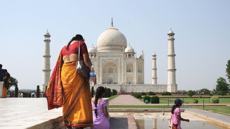 Sloviti spomenik ljubezni Tadž Mahal zaradi onesnaženja spreminja barvo