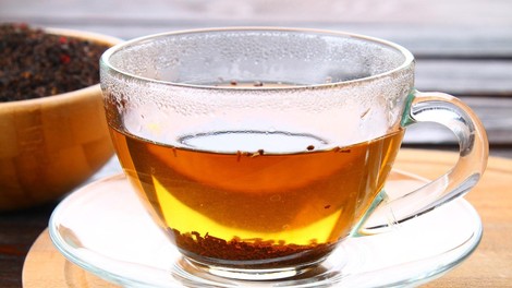 Indija: Prodajalec čaja je vodo za napitke zajemal na stranišču vlaka!