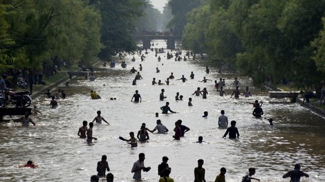 Bizarno vreme: Zaradi temperatur nad 40 stopinjami Celzija v Pakistanu razglasili rdeči alarm!
