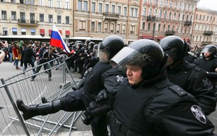 V Rusiji na sobotnih protestih aretirali 1600 oseb, med njimi tudi Alekseja Navalnija!