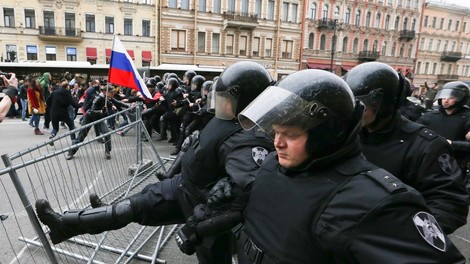 V Rusiji na sobotnih protestih aretirali 1600 oseb, med njimi tudi Alekseja Navalnija!