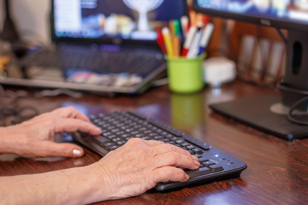 Starejši uporabniki interneta najbolj ranljivi za kibernetski kriminal! (foto: profimedia)