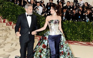Zakaj je Amal Clooney tako hitro želela obleči drugo večerno obleko?