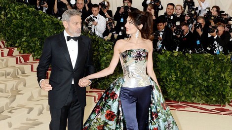 Zakaj je Amal Clooney tako hitro želela obleči drugo večerno obleko?