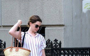 Anne Hathaway sredi ulice tolažila svojega jokajočega sina