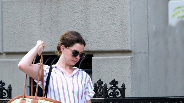 Anne Hathaway sredi ulice tolažila svojega jokajočega sina (foto: Profimedia)
