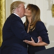 Melania Trump s svojim govorom tako raznežila Donalda Trumpa, da jo je poljubil pred vsemi